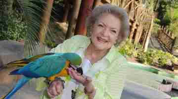 Betty White, longtime advocate of animal welfare, feeds a parrot at the Los Angeles Zoo in 2014. (Angela Weiss/Getty Images)